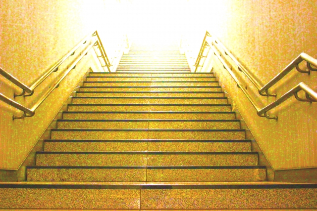 階段を登った先に光がある画像