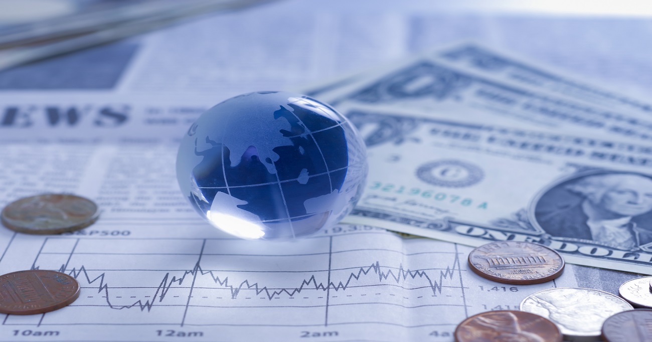 地球儀とドル紙幣，国際資本取引のイメージ
